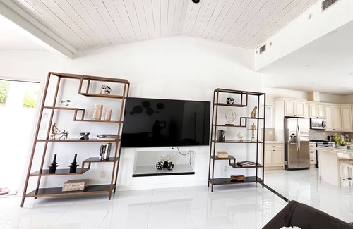 Tarzana Apartamento | Luxury 4 BD w/ Pool, Jacuzzi, W/D