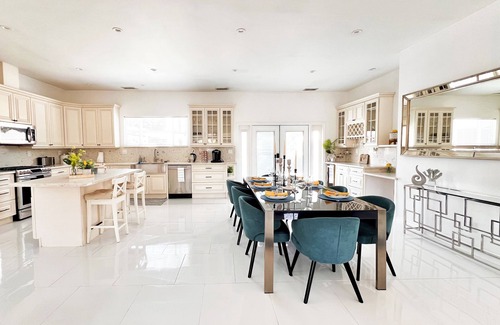 Tarzana Apartamento | Luxury 4 BD w/ Pool, Jacuzzi, W/D
