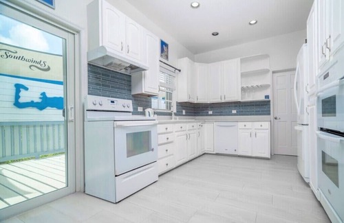 East End Casa | Luxury 4 Bdr Ocean View Home w/ Pool + Hot Tub