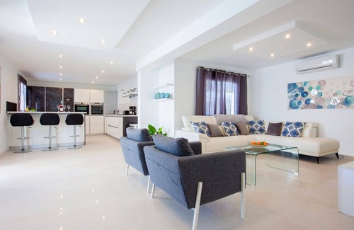Puerto del Carmen Villa | Lujosa villa de 4 dormitorios y 3 baños en el centro de Puerto del Carmen con wifi gratis y aire acondicionado