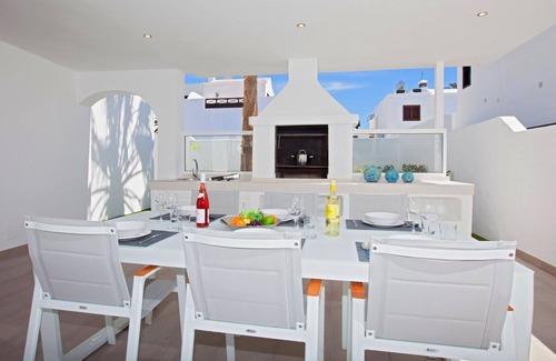 Puerto del Carmen Villa | Lujosa villa de 4 dormitorios y 3 baños en el centro de Puerto del Carmen con wifi gratis y aire acondicionado