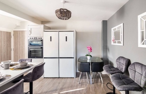 Oxford Casa | Luxury 4 bed 5 baths house ,free parking, wifi