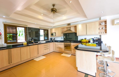 Kata Villa | Villa de lujo de 4 camas con piscina infinita, chef.