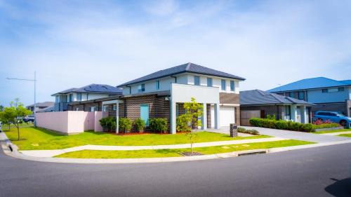 Gledswood Hills Casa | Luxury 4 Bedroom Home - Sleeps 10 Guests