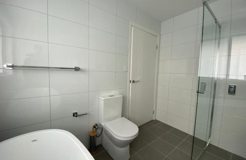 Gledswood Hills Casa | Luxury 4 Bedroom Home - Sleeps 10 Guests