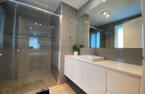 Gledswood Hills Casa | Luxury 4 Bedroom Home - Sleeps 10 Guests