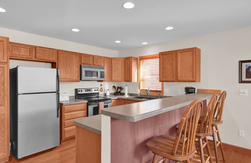 Rome Condominio | Luxury 4 bedroom Condo on Lake Arrowhead Lakes course, 1 mile to Sand Valley