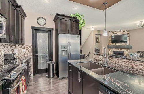 Panorama Hills Casa | Luxury 4 Bedroom Cozy Home close to YYC, Shops, DT, Stampede, Mountains and many amenities in Panorama Hills NW Calgary