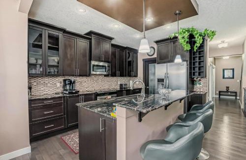 Panorama Hills Casa | Luxury 4 Bedroom Cozy Home close to YYC, Shops, DT, Stampede, Mountains and many amenities in Panorama Hills NW Calgary