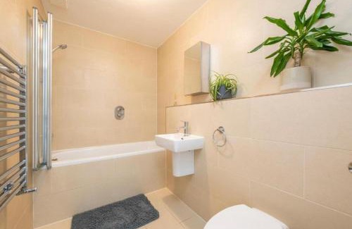 Elephant and Castle Apartamento | Luxury 4 Bedroom Flat with Stunning Shard View from Terrace in Central London! Next to station, Sleeps 9