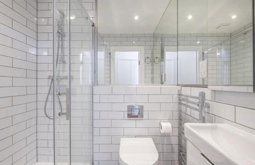 Elephant and Castle Apartamento | Luxury 4 Bedroom Flat with Stunning Shard View from Terrace in Central London! Next to station, Sleeps 9