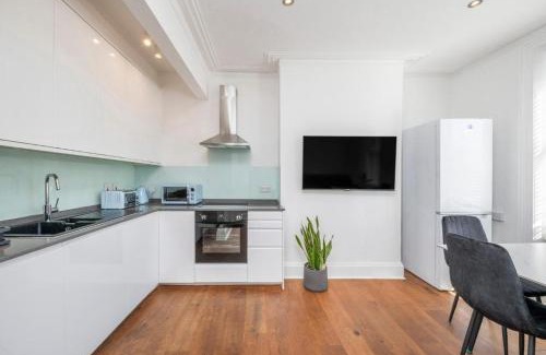 Elephant and Castle Apartamento | Luxury 4 Bedroom Flat with Stunning Shard View from Terrace in Central London! Next to station, Sleeps 9