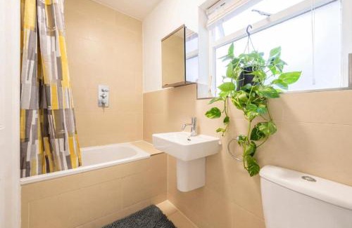Elephant and Castle Apartamento | Luxury 4 Bedroom Flat with Stunning Shard View from Terrace in Central London! Next to station, Sleeps 9