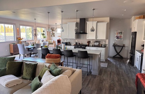 Pullman Casa | Luxury 4-Bedroom Home Near WSU – Modern Comfort by Park in Quiet Area