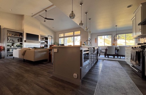 Pullman Casa | Luxury 4-Bedroom Home Near WSU – Modern Comfort by Park in Quiet Area