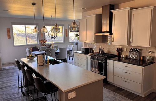 Pullman Casa | Luxury 4-Bedroom Home Near WSU – Modern Comfort by Park in Quiet Area