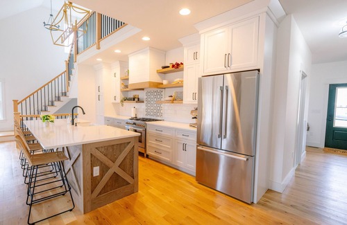 Montgomery Casa | Luxury 4 bedroom house in a quiet, serene neighborhood