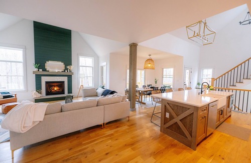 Montgomery Casa | Luxury 4 bedroom house in a quiet, serene neighborhood
