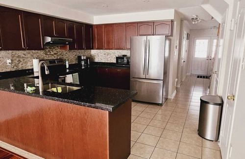 Hurontario Casa | luxury 4-bedroom Mississauga home