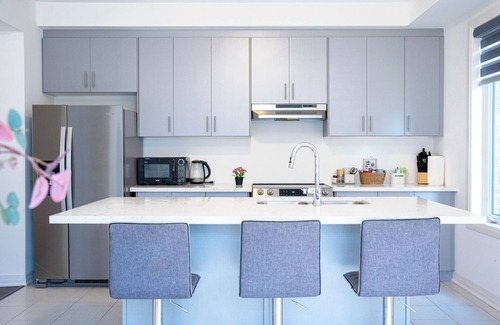 Barrie Casa | Luxury 4 Bedrooms & 2.5 Bathroom Retreat with Modern Comforts in Barrie City!