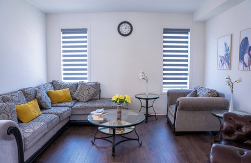 Barrie Casa | Luxury 4 Bedrooms & 2.5 Bathroom Retreat with Modern Comforts in Barrie City!