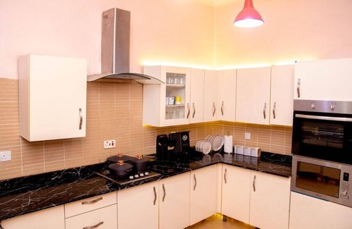 Lagos Casa | Luxury 4 BR Apt w Parking, Hot Tub, Magodo Estate