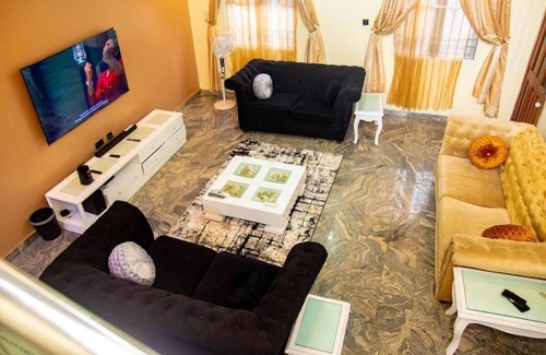Lagos Casa | Luxury 4 BR Apt w Parking, Hot Tub, Magodo Estate