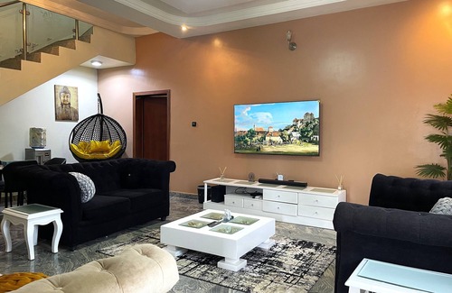 Lagos Casa | Luxury 4 BR Apt w Parking, Hot Tub, Magodo Estate