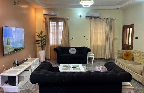 Lagos Casa | Luxury 4 BR Apt w Parking, Hot Tub, Magodo Estate