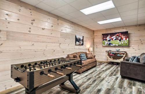 Pigeon Forge Casa | Luxury 4-BR Cabin Near Parkway and Dollywood with Game Room and Hot Tub