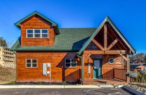 Pigeon Forge Casa | Luxury 4-BR Cabin Near Parkway and Dollywood with Game Room and Hot Tub