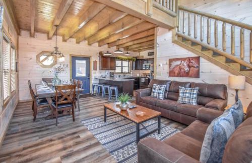 Pigeon Forge Casa | Luxury 4-BR Cabin Near Parkway and Dollywood with Game Room and Hot Tub