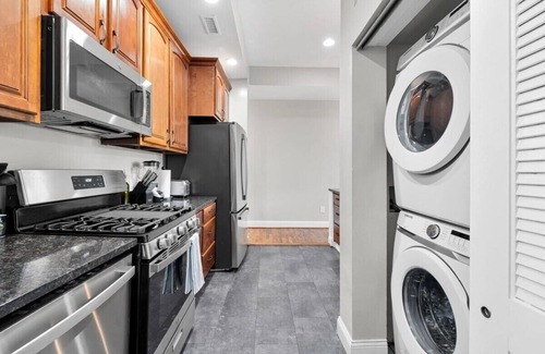 Columbia Heights Apartamento | Luxury 4-BR with Free Parking | Steps to Metro