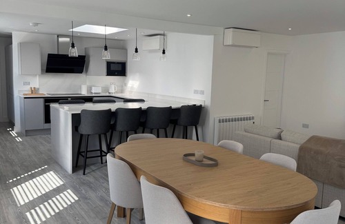 Mont Fiquet Apartamento | Luxury 4 double bed apartment directly on the beach in stunning St Brelades Bay.