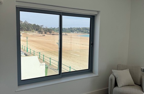 Mont Fiquet Apartamento | Luxury 4 double bed apartment directly on the beach in stunning St Brelades Bay.