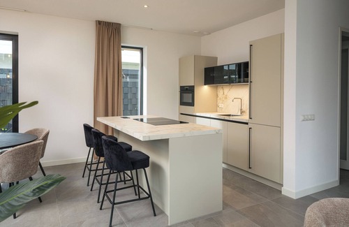Zeewolde Casa | Luxury 4-person villa on the water with modern kitchen, private jetty and a spacious terrace with barbecue and lounge set. Perfect for rest and relaxation!