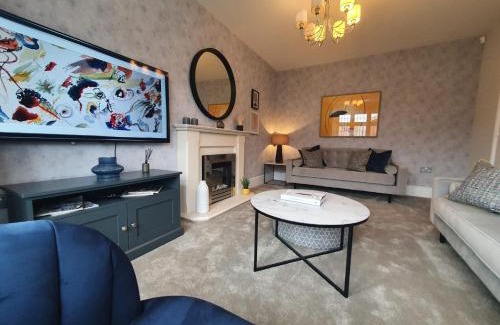 Luton Casa | Luxury 4 - Stylish Haven Modern 4-Bedroom Retreat in South Luton with Convenient Parking and Easy Access to Town Center