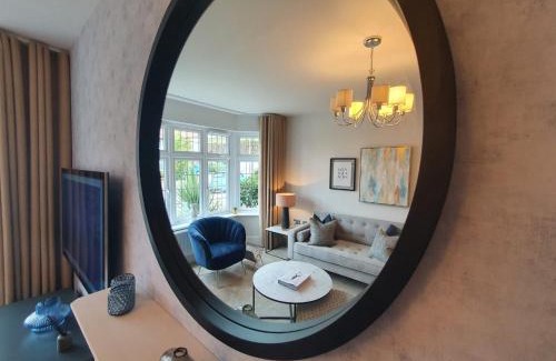 Luton Casa | Luxury 4 - Stylish Haven Modern 4-Bedroom Retreat in South Luton with Convenient Parking and Easy Access to Town Center
