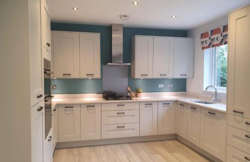 Luton Casa | Luxury 4 - Stylish Haven Modern 4-Bedroom Retreat in South Luton with Convenient Parking and Easy Access to Town Center