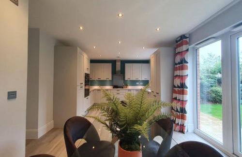 Luton Casa | Luxury 4 - Stylish Haven Modern 4-Bedroom Retreat in South Luton with Convenient Parking and Easy Access to Town Center