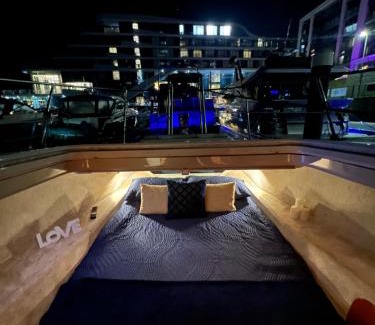 Southampton City Centre Alquiler De Eote | LUXURY 40 FOOT YACHT ON 5 STAR OCEAN VILLAGE MARINA SOUTHAMPTON - minutes away from city centre and cruise terminals - Free parking included
