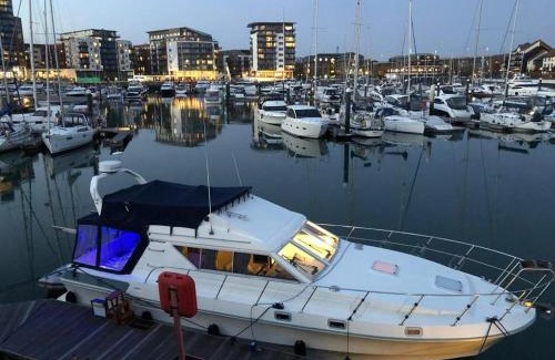 Southampton City Centre Alquiler De Eote | LUXURY 40 FOOT YACHT ON 5 STAR OCEAN VILLAGE MARINA SOUTHAMPTON - minutes away from city centre and cruise terminals - Free parking included