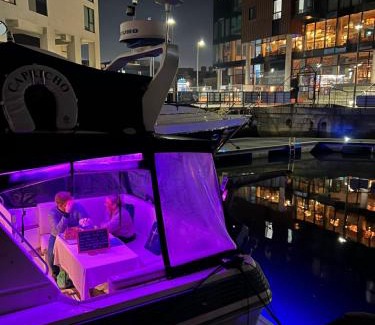 Southampton City Centre Alquiler De Eote | LUXURY 40 FOOT YACHT ON 5 STAR OCEAN VILLAGE MARINA SOUTHAMPTON - minutes away from city centre and cruise terminals - Free parking included