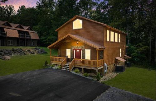 White Oak Lodge Casa | LUXURY 4BR Cabin in Gatlinburg with Views Hot Tub with Private Deck Game Room Most Popular Coffee Bar Perfect for Family Getaway Tennis Courts Infant Crib and Karaoke System