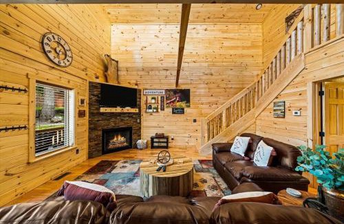 White Oak Lodge Casa | LUXURY 4BR Cabin in Gatlinburg with Views Hot Tub with Private Deck Game Room Most Popular Coffee Bar Perfect for Family Getaway Tennis Courts Infant Crib and Karaoke System