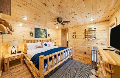 White Oak Lodge Casa | LUXURY 4BR Cabin in Gatlinburg with Views Hot Tub with Private Deck Game Room Most Popular Coffee Bar Perfect for Family Getaway Tennis Courts Infant Crib and Karaoke System