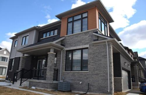 Thorold Casa | Luxury 4BR Family Retreat in Thorold, Just 10 Mins from Niagara Falls & Wineries Free Parking