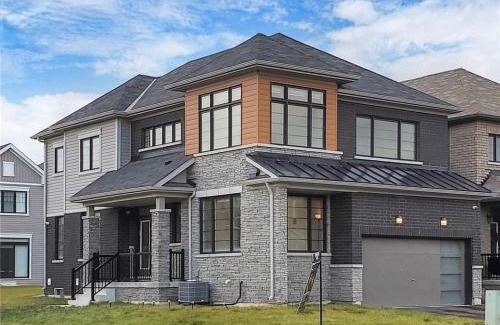 Thorold Casa | Luxury 4BR Family Retreat in Thorold, Just 10 Mins from Niagara Falls & Wineries Free Parking