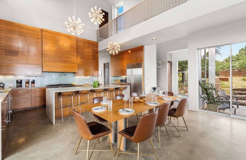 Dripping Springs Casa | Luxury 4BR Hilltop Retreat Hot Tub & Scenic Views