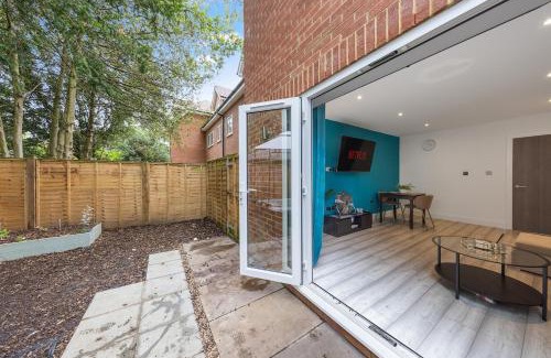 Kenley Casa | Luxury 4BR Home with Hot Tub, Sleep 8, Free Parking, Garden